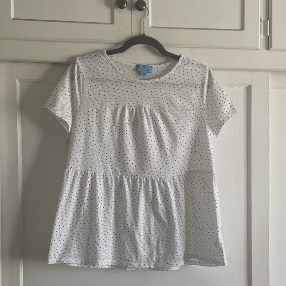CeCe Ditsy Dot Tiered T-shirt. Pre-owned. - Picture 6 of 8
